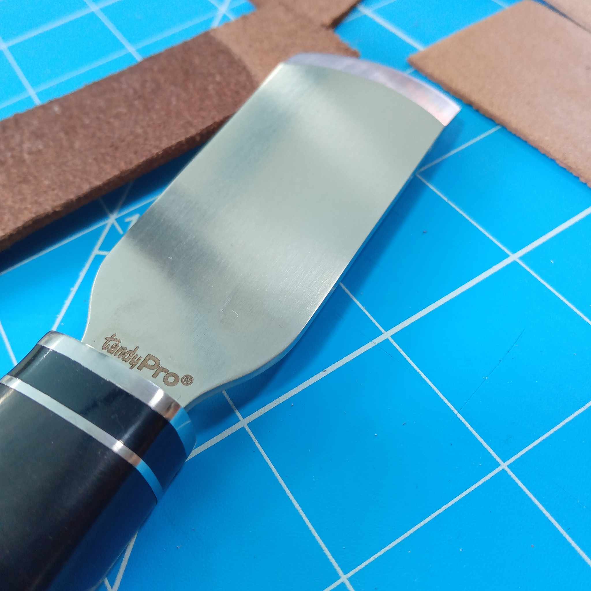 Cut, skive, and trim leather with this exceptionally high-quality, hardened stainless steel blade that has been sharpened to a razor’s edge.