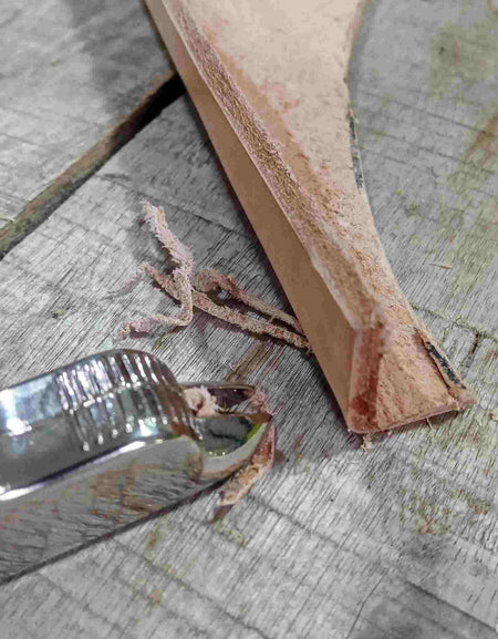 Adjustable 'v' gouge, ideal for gouging out deep fold lines when making boxes / cases from leather. Adjusts easily for deeper channels in thicker leathers.