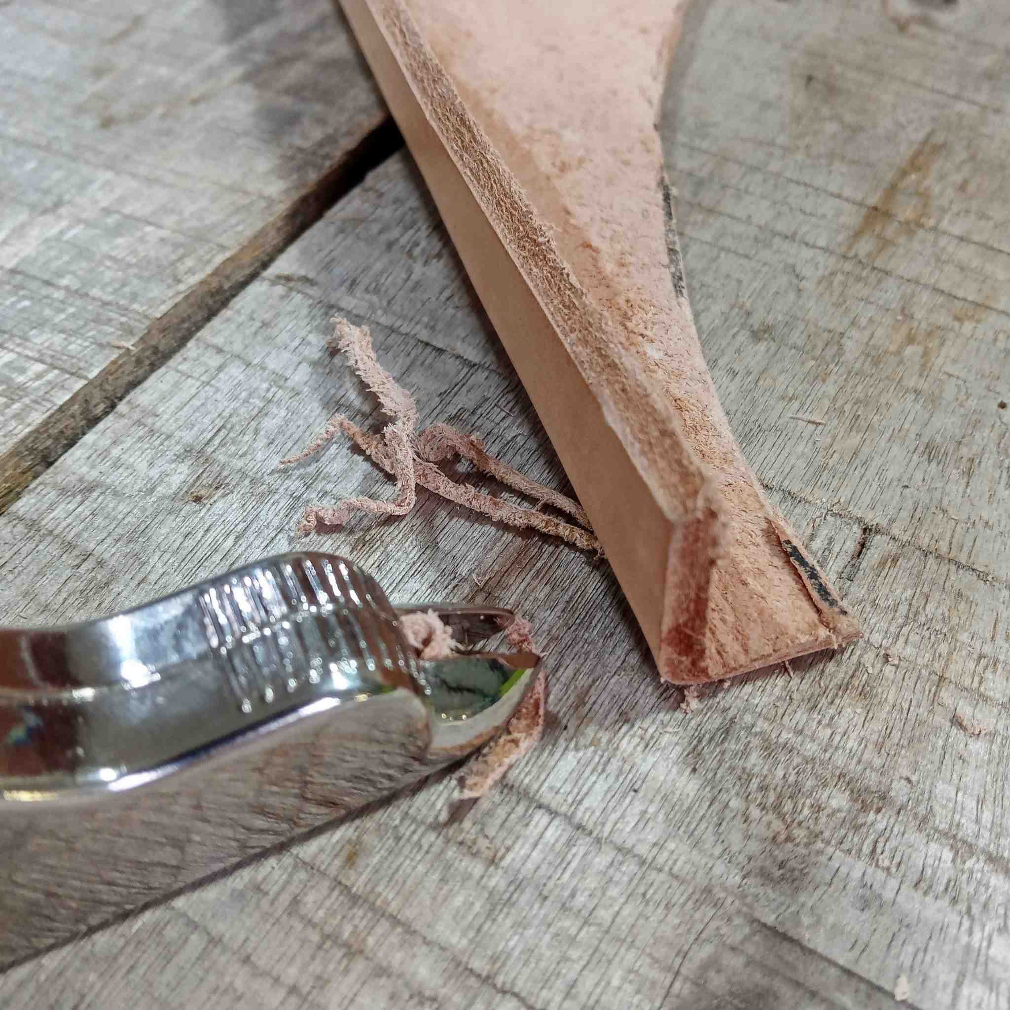 Adjustable 'v' gouge, ideal for gouging out deep fold lines when making boxes / cases from leather. Adjusts easily for deeper channels in thicker leathers.