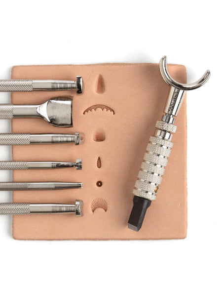 The basic starter kit for leathercraft carving tooling leather, including the standard 6 piece craftools, a swivel knife and an acrylic storage rack holder.