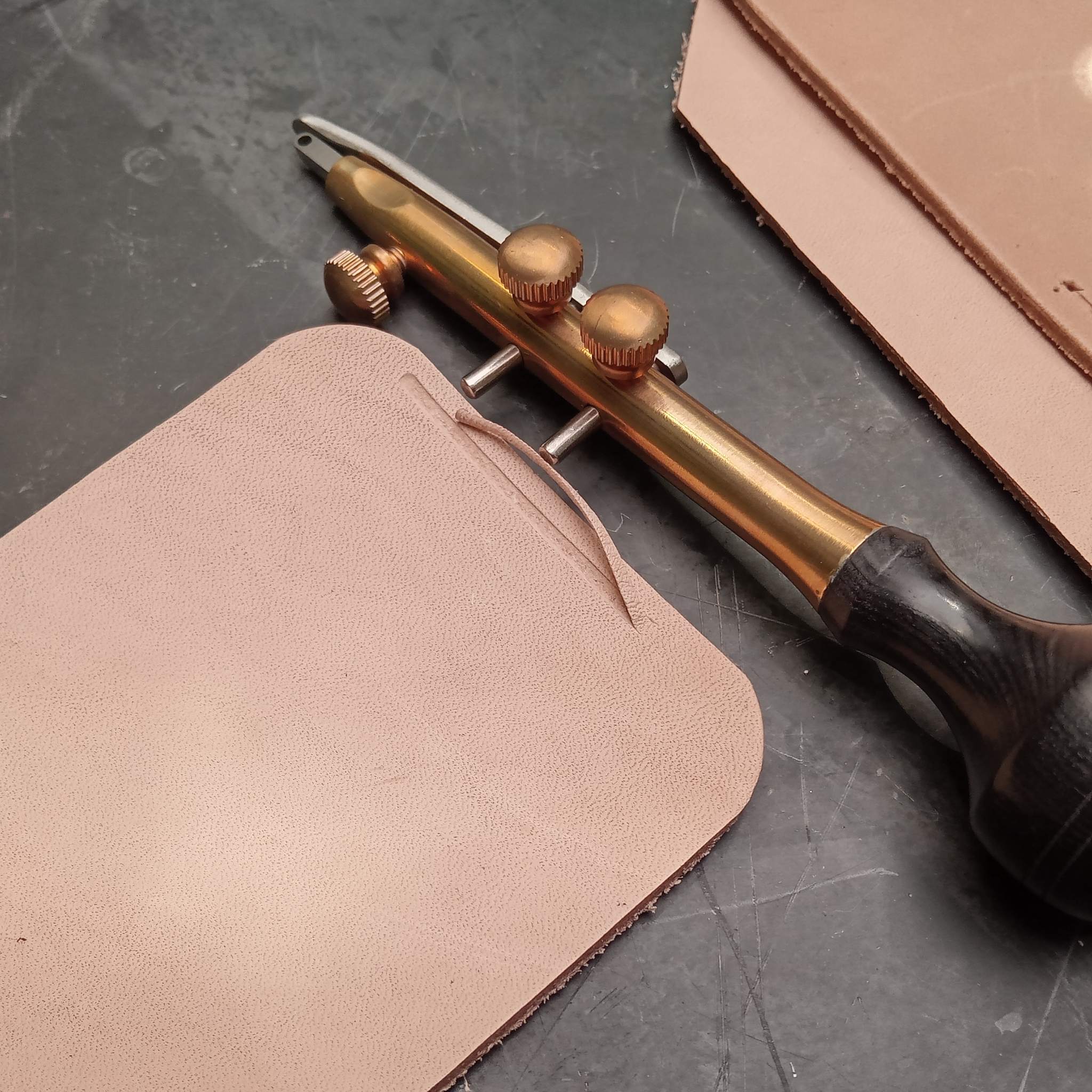 Beautifully made from quality materials - this TandyPro stitching groover is a truly wonderful tool for leathercrafters. Making well defined stitch groove channel for stitches to sit neatly in.