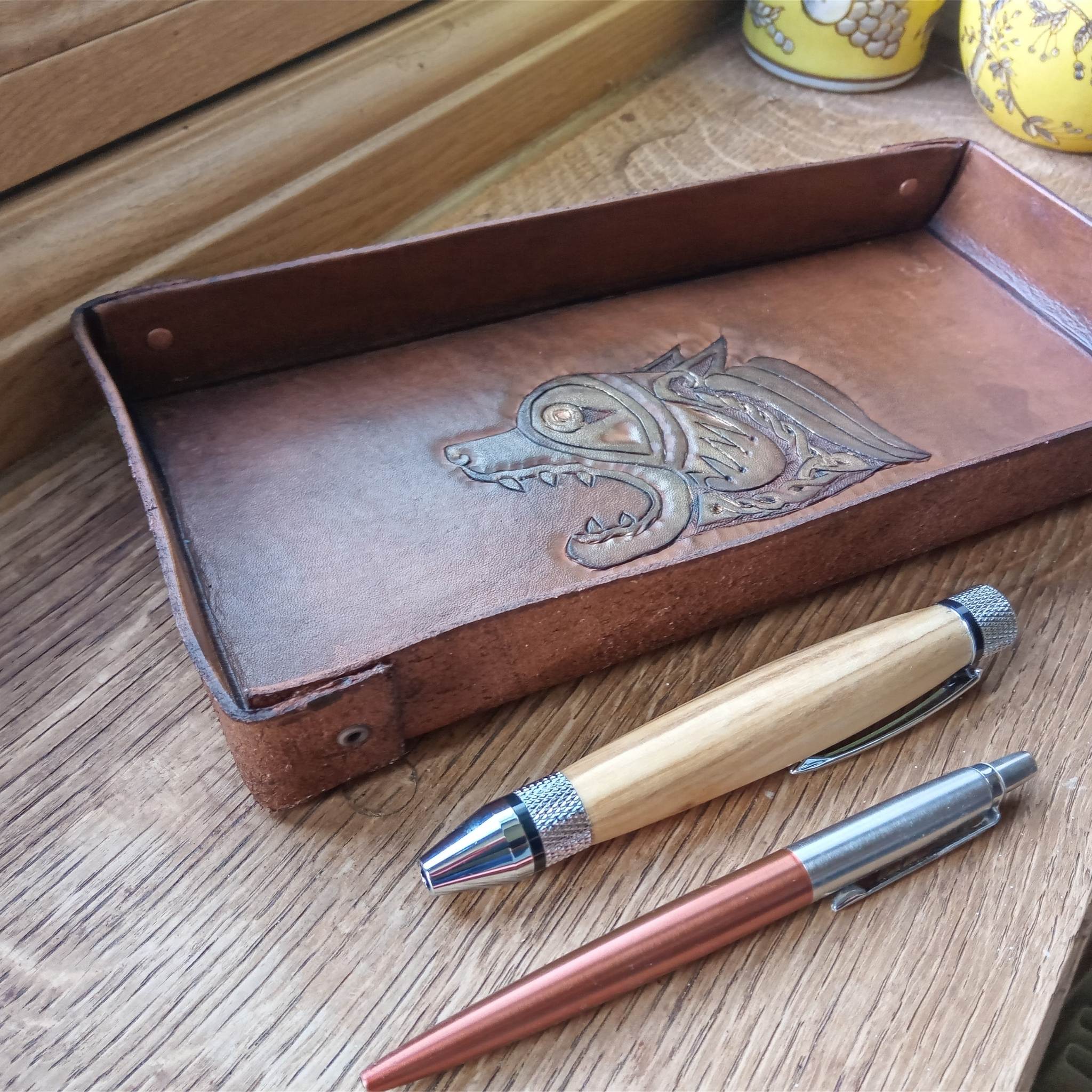 Project to make a leather box tray using the v-gouge handtool (included), pack contains the materials, instructions and a free carving template.
