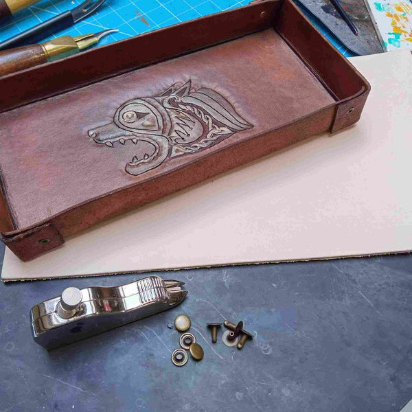 Project to make a leather box tray using the v-gouge hand tool (included), pack contains the materials, instructions and a free carving template.