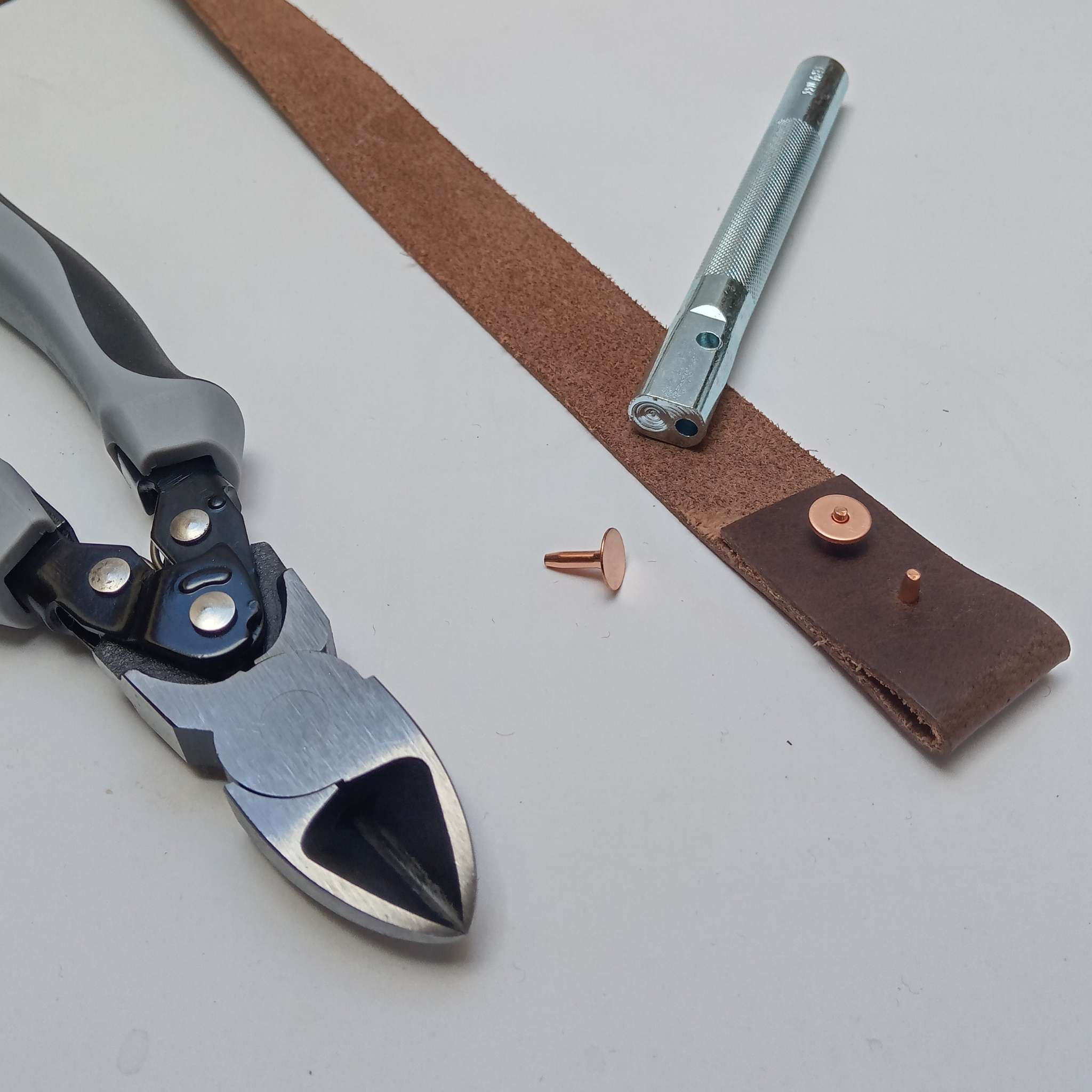These handy rivet pliers are heavy duty and strong enough to snip through all rivet posts when trimming or cutting is required.  For use with the traditional style rivets size #9, #12 and size #14.  They can also be used to remove set rivets for repair work.