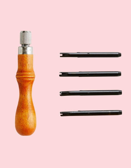 Handle with four keen* edge beveller blades for rounding off vegetable tanned leather edges prior to slicking.  Bevels and rounds edges on a variety of leather projects. The larger the size, the more leather removed. Compatible with a range of leather weights and thickness.